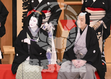 【2月】弥栄芝居賑猿若座芝居前